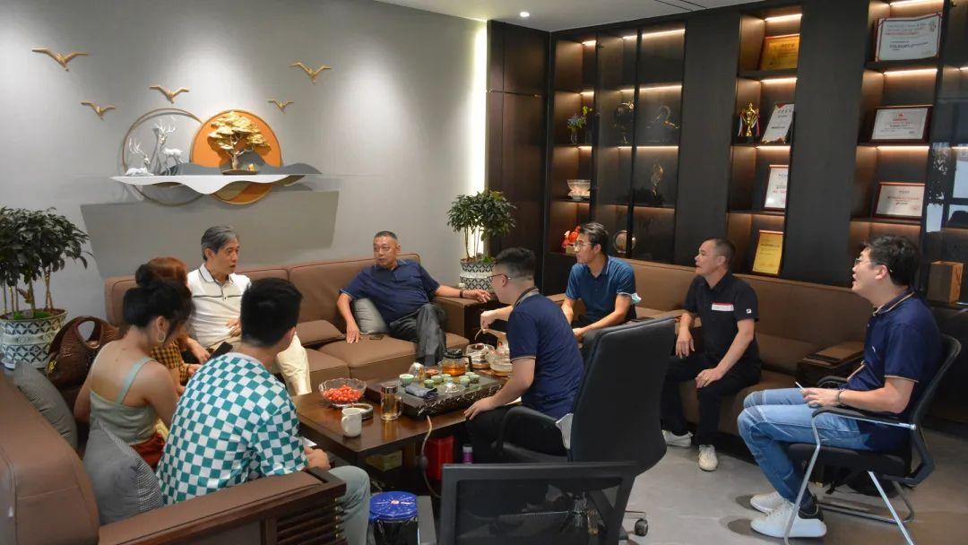 微水泥新品广受关注，吸引中国建筑卫生陶瓷协会宫秘书长前来参观考察！